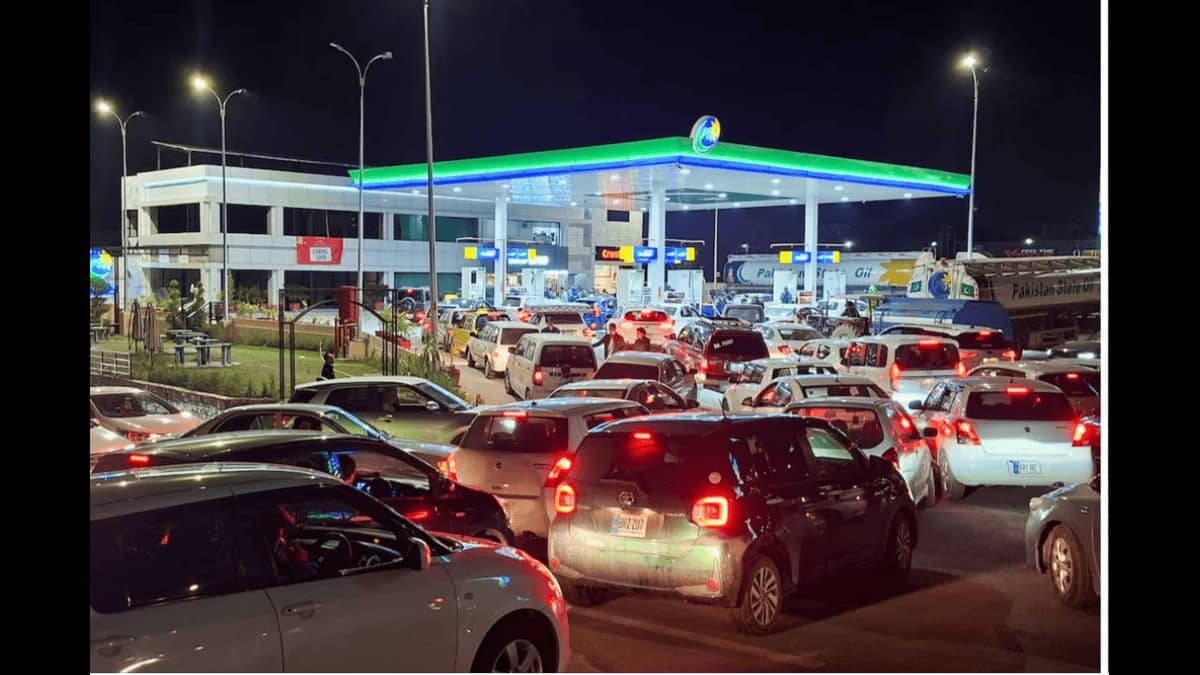 BREAKING: अब कैब का किराया भी बढ़ेगा! तेल संकट के बीच महंगाई की एक और मार, CNG के बढ़े दाम; आज से लागू