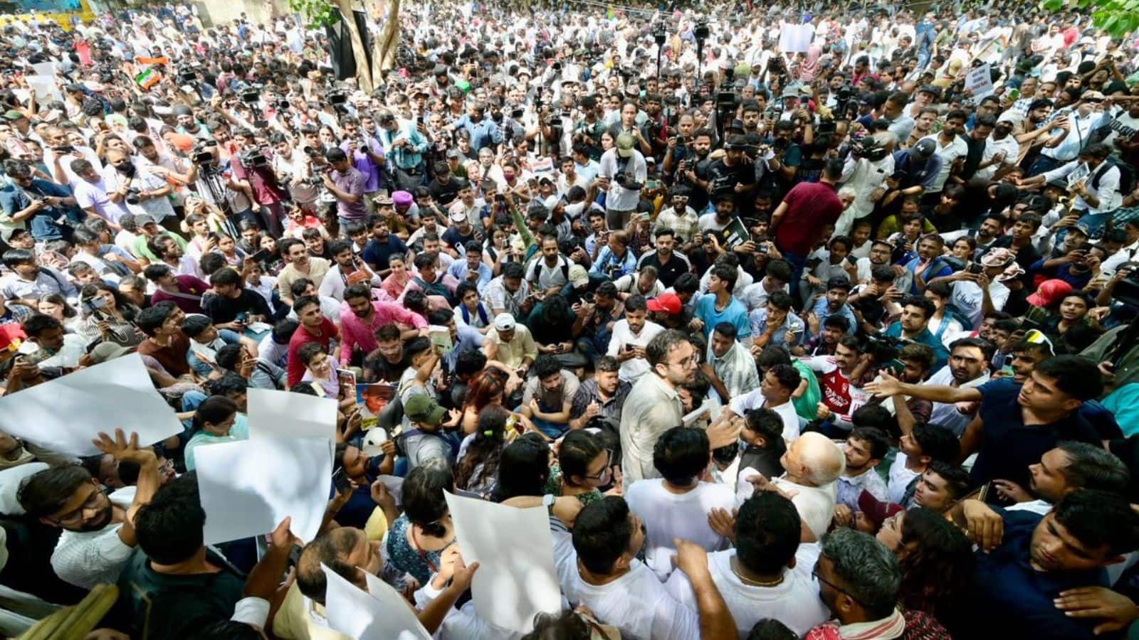 विरोध प्रदर्शन के बाद कॉकरोच जनता पार्टी के खिलाफ FIR दर्ज, 'राष्ट्रविरोध गतिविधियों' का आरोप