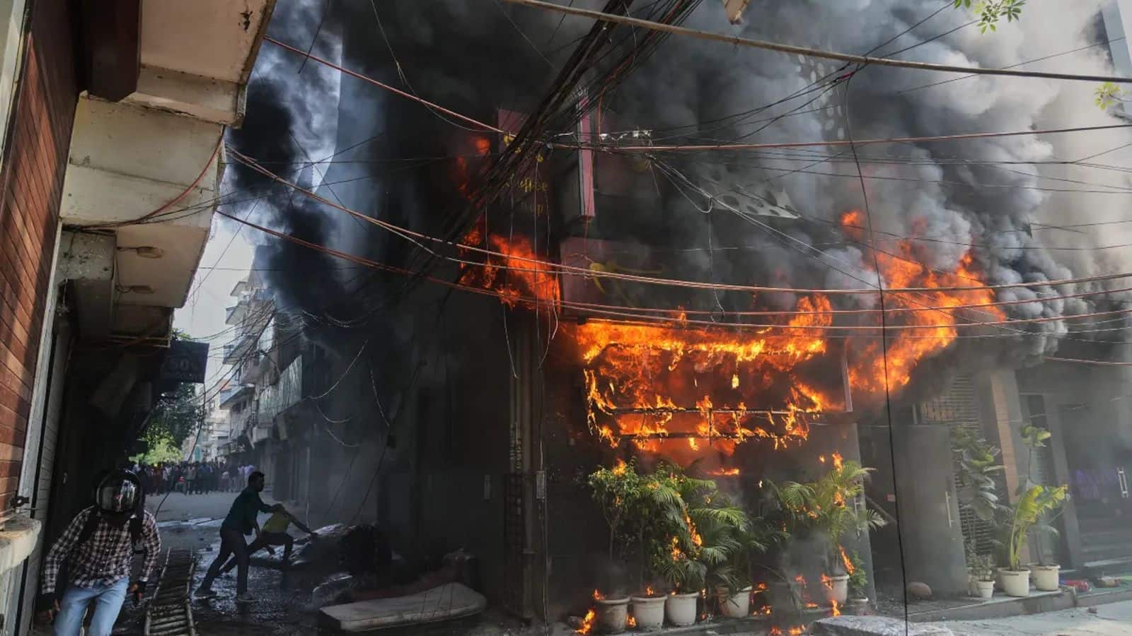 Malviya Nagar Hotel Fire: मालवीय नगर अग्निकांड में इसरार खान और वसीम राजा बने 'देवदूत', लोगों को बचाने में ऐसे की मदद