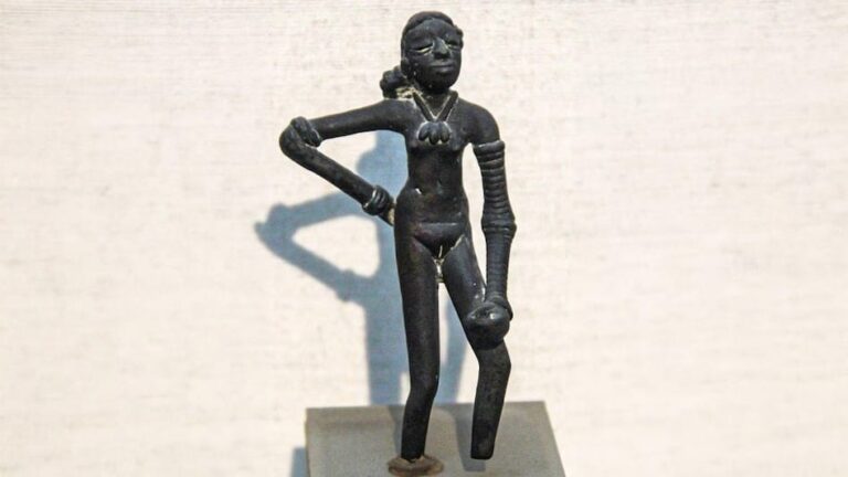 Dancing Girl: 4500 साल पुरानी ‘डांसिंग गर्ल’ पर नया विवाद, NCERT की किताब में बदली दिखी ऐतिहासिक मूर्ति