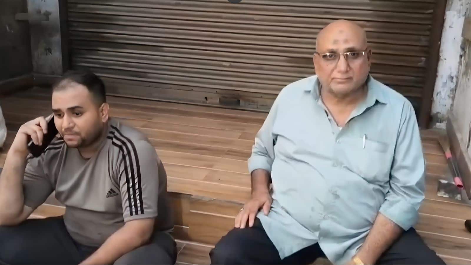 Delhi Fire: जहां खाक हो गईं 21 जिंदगियां, वहां 'फरिश्ता' बनकर आए रियाजुद्दीन ने बचा लीं कई सांसें, बिछा दिए ₹2 लाख के गद्दे!