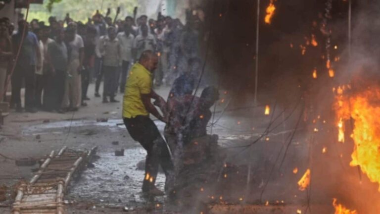 Delhi Fire: जले शवों की पहचान करना भी मुश्किल, अपनों की तलाश में अस्पतालों के चक्कर काट रहे परिजन