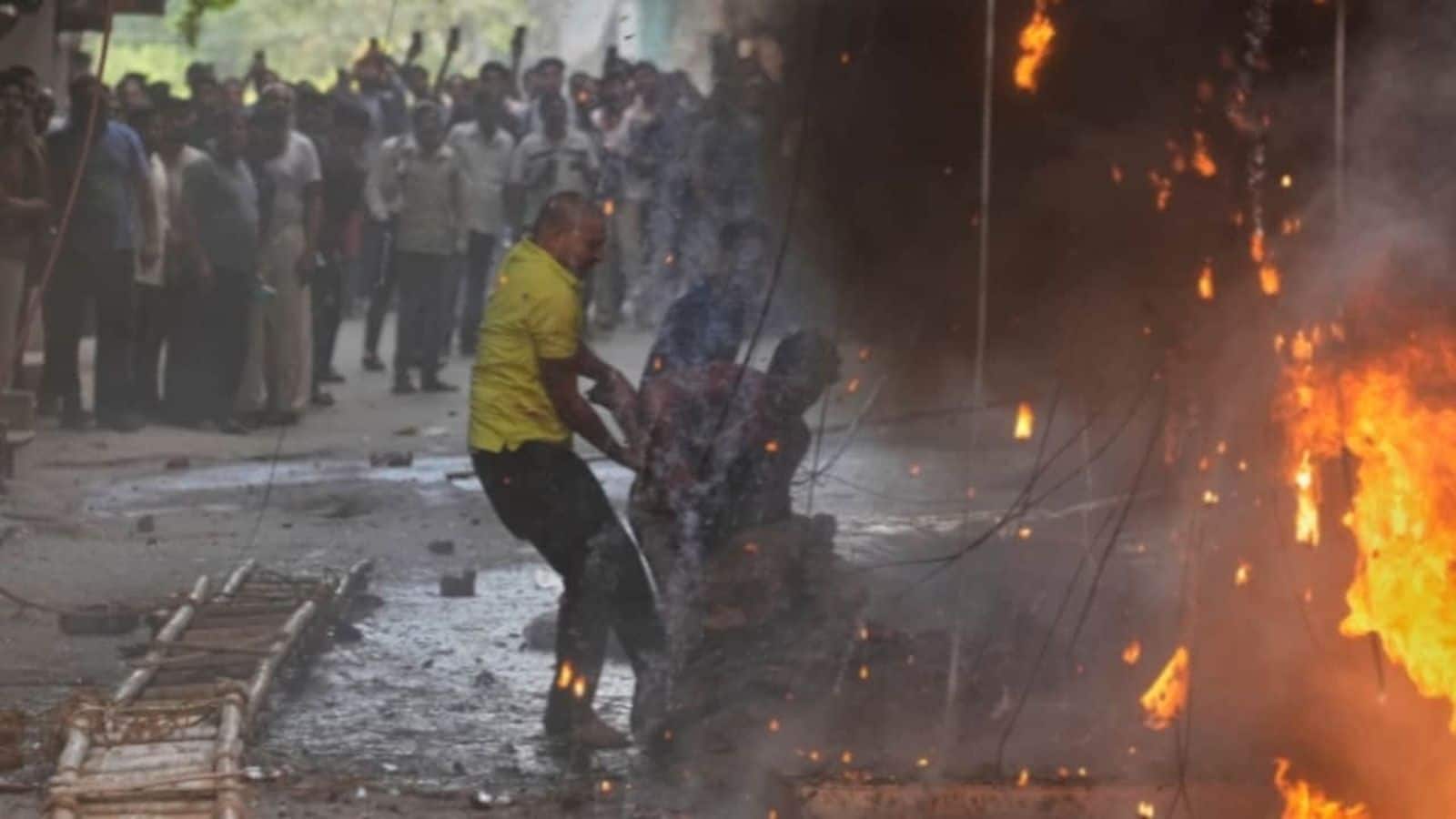 Delhi Fire: जले शवों की पहचान करना भी मुश्किल, अपनों की तलाश में अस्पतालों के चक्कर काट रहे परिजन