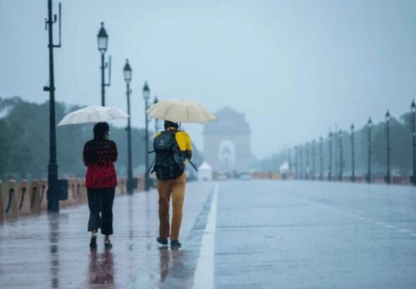 Delhi Rain Alert: दिल्ली में बढ़ती गर्मी से मिलेगी राहत, अगले 2 दिन बारिश और तेज हवाओं का अलर्ट
