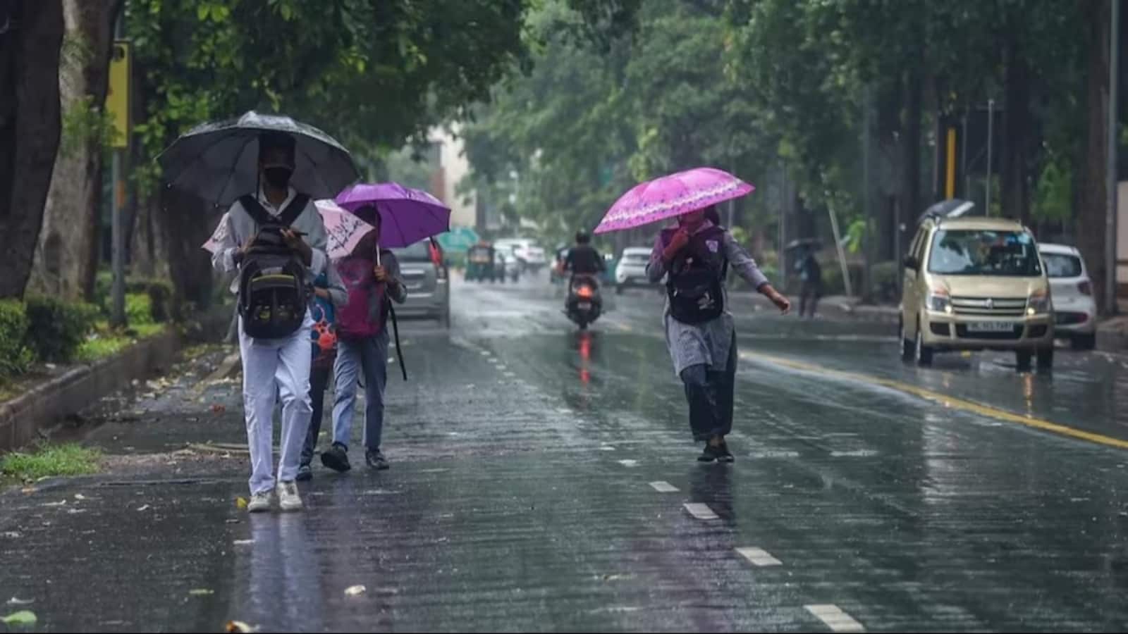 Delhi Weather Today: दिल्ली में आज फिर बदलेगा मौसम, गरज-चमक के साथ बारिश का अलर्ट, 60 KMPH की रफ्तार से चल सकती हैं हवाएं