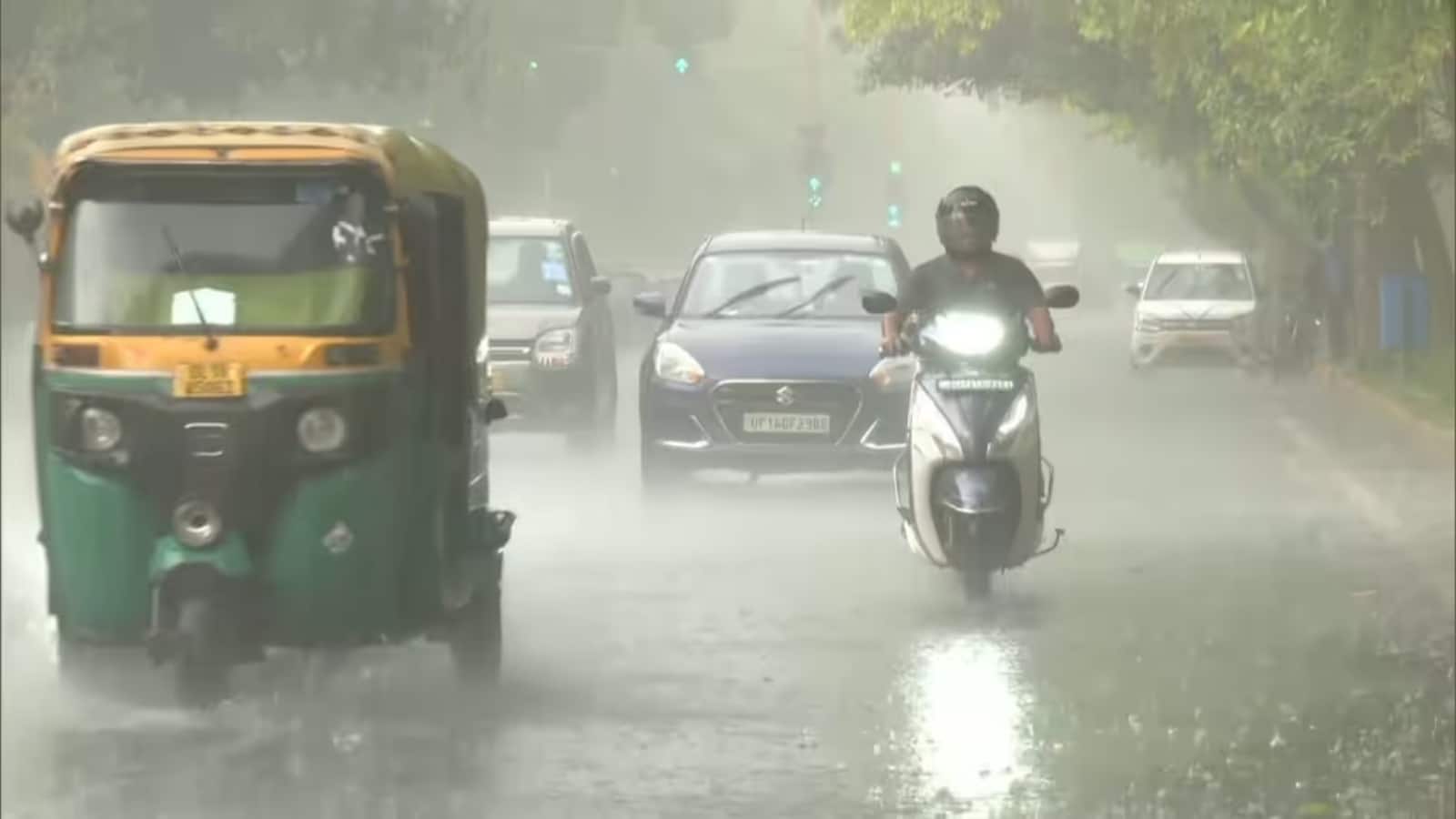 Delhi Weather Today: दिल्ली में आज आंधी-तूफान और बारिश का अलर्ट; IMD ने 60 kmph की रफ्तार से हवाएं चलने का अनुमान जताया