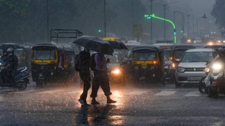 Delhi Weather Today: दिल्ली में आज गरज-चमक के साथ झमाझम बारिश के आसार, 60 Kmph की रफ्तार से चलेंगी हवाएं, IMD ने जारी किया अलर्ट