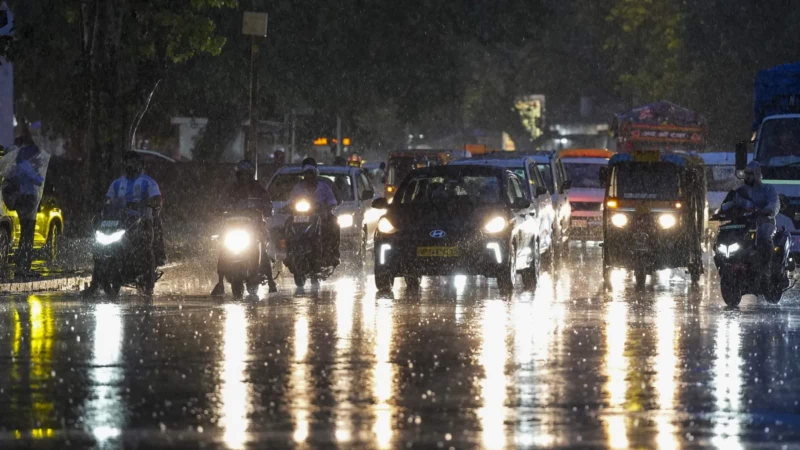 Delhi Weather Update: दिल्ली में शनिवार को आंधी और गरज-चमक के साथ बरसेंगे बदरा, IMD ने जारी किया येलो अलर्ट, देखें विकली पूर्वानुमान