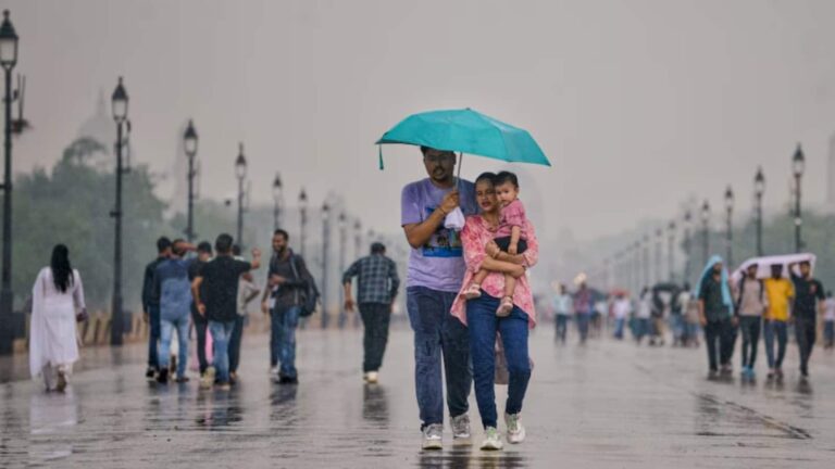 Delhi Weather Today: दिल्ली में 21 जून तक झमाझम बारिश के आसार, ठंडी हवाओं से मिलेगी राहत, जानें आज का वेदर अपडेट