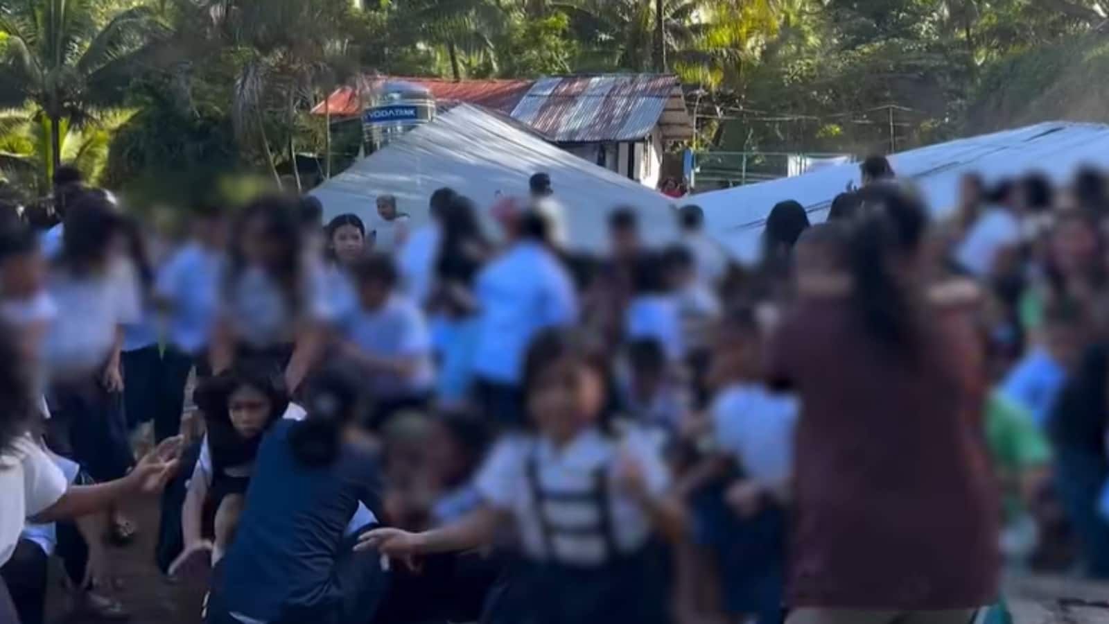 Video: फिलीपींस में आया 7.8 तीव्रता का भूंकप, भयानक डोलने लगी धरती तो इस स्कूल के बच्चों, टीचरों ने एक दूसरे को गजब थामा