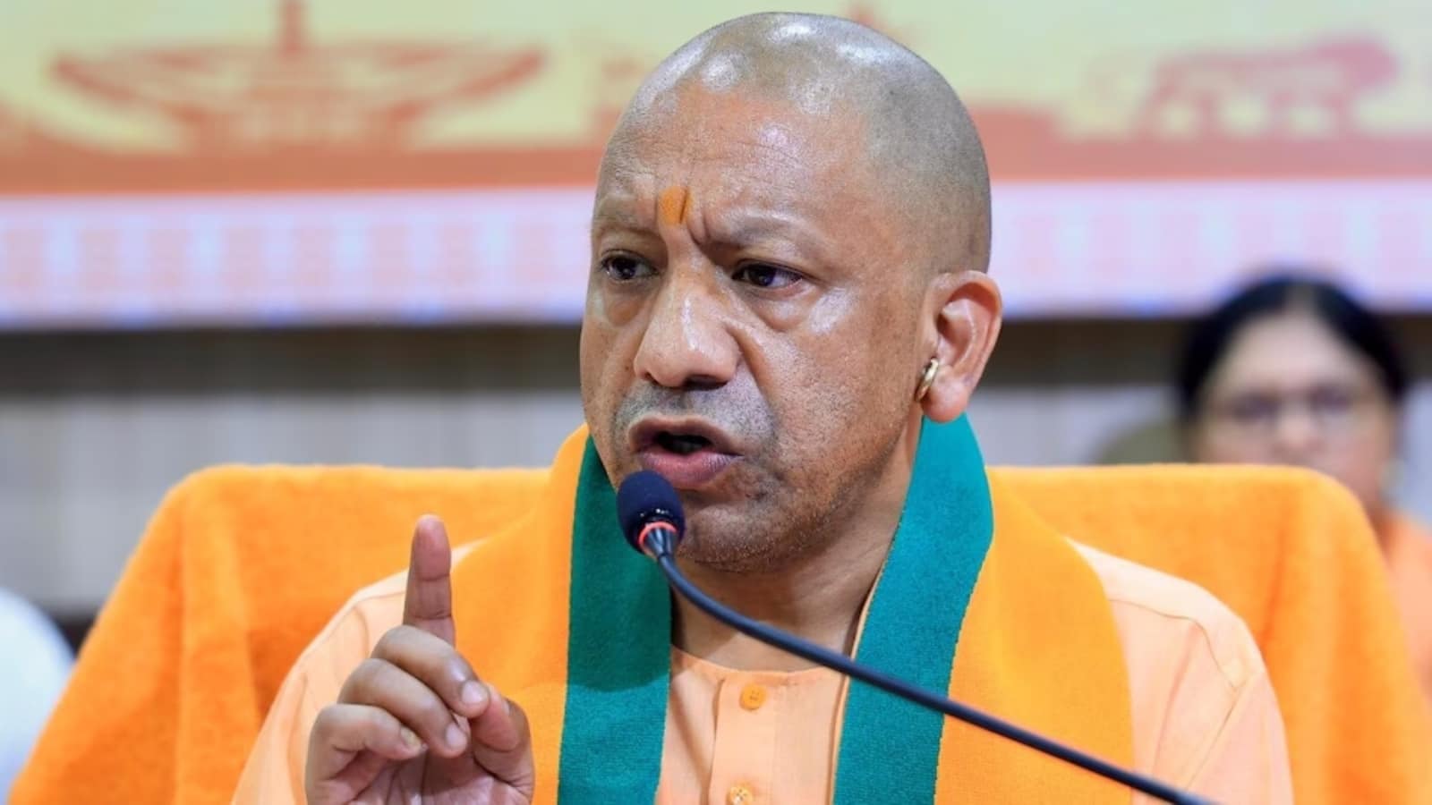 योगी कैबिनेट का बड़ा फैसला! 18 शहरों में चलेंगी 1725 नई AC इलेक्ट्रिक बसें, 5 जिलों में बनेंगे नए जेल