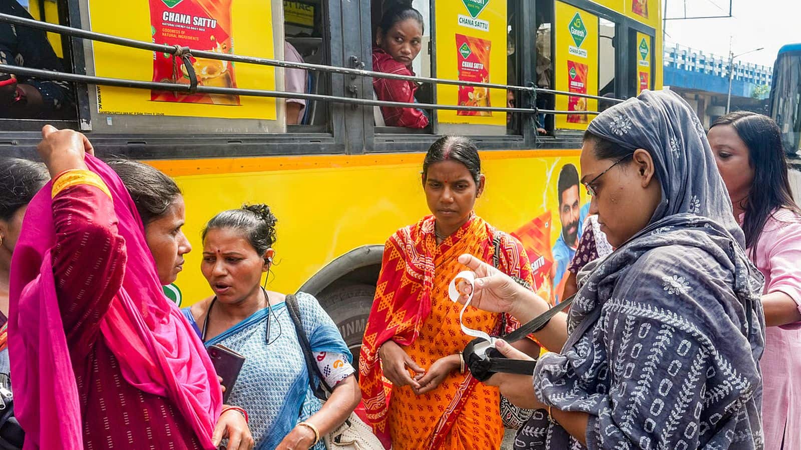 Free Bus Scheme In West Bengal: पश्चिम बंगाल में आज से महिलाओं के लिए फ्री बस यात्रा शुरू, मुफ्त सफर के लिए ये 12 दस्तावेज अनिवार्य