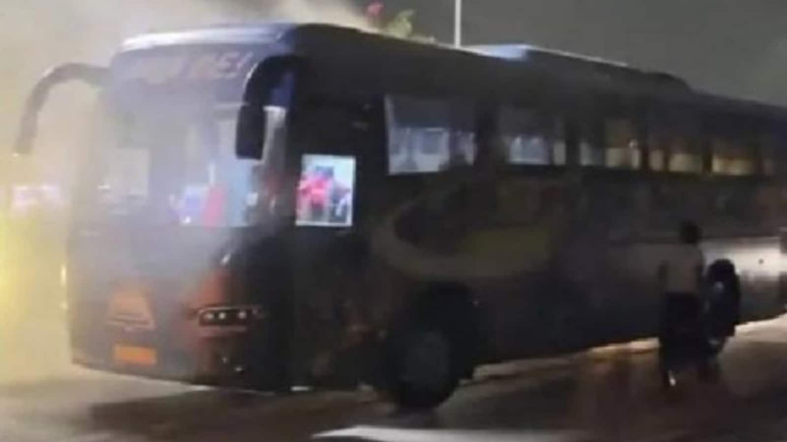 Gujarat Titans Bus Incident: IPL फाइनल में हार के बाद गुजरात टाइटन्स की बस में शॉर्ट सर्किट, धुआं फैलते ही सुरक्षित निकाले गए खिलाड़ी