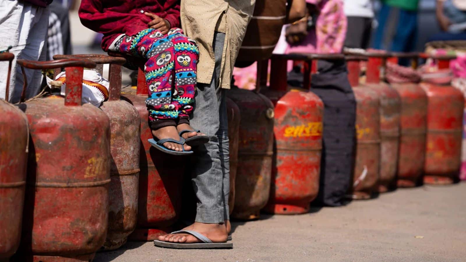 महंगाई का एक और बड़ा झटका! उज्ज्वला योजना के फ्री सिलेंडरों पर चली सरकार की कैंची, अब साल में मिलेंगे सिर्फ इतने रिफिल