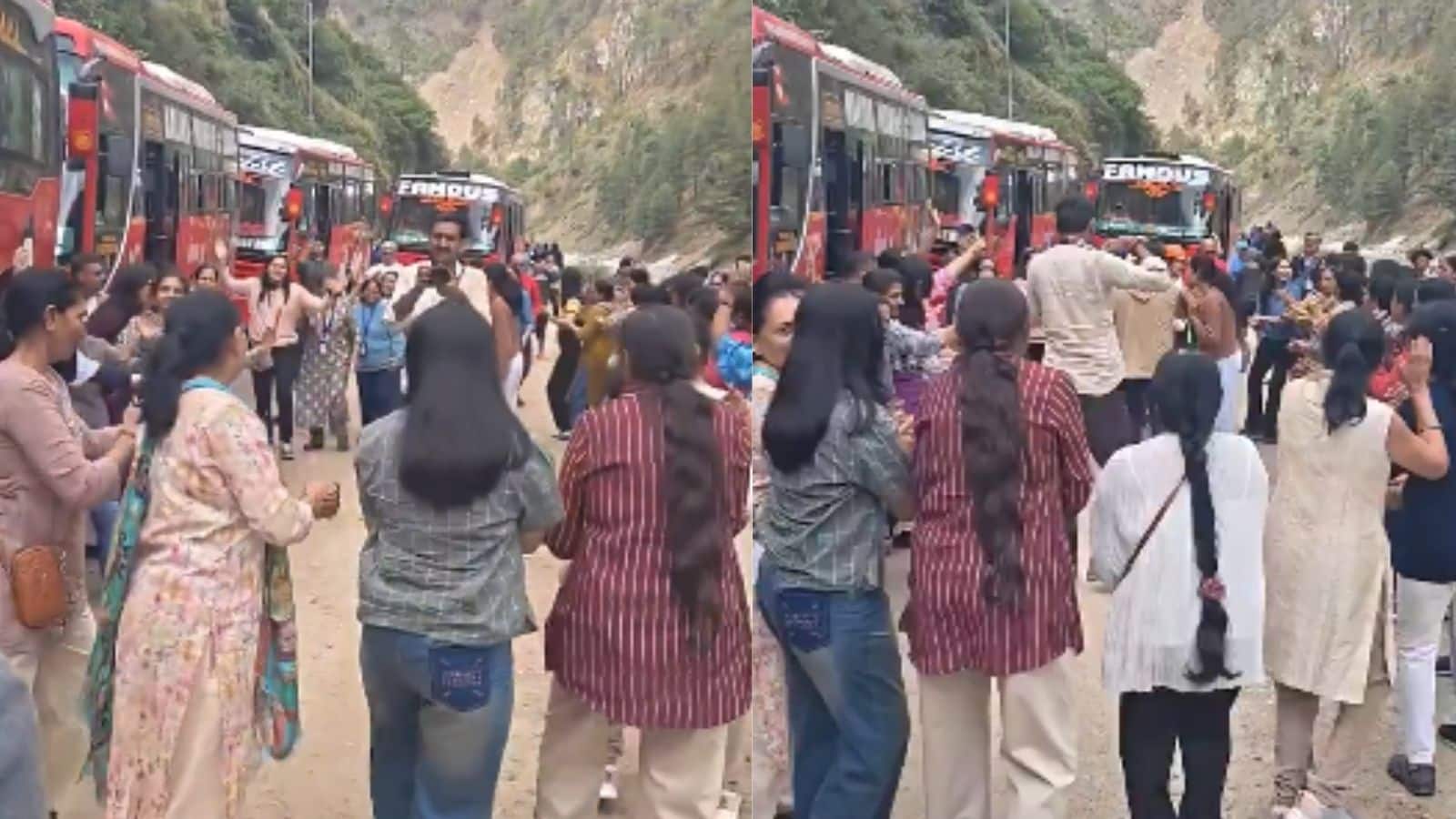 Viral Video: सड़क पर किया गरबा और सोशल मीडिया पर मच गया बवाल, इस वायरल वीडियो पर जानें क्या-क्या कह रहे लोग