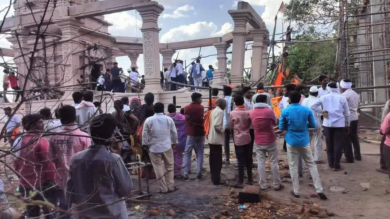 महाराष्ट्र के परभणी में बड़ा हादसा, हनुमान मंदिर की छत गिरने से मलबे में दबे 20 से 25 लोग
