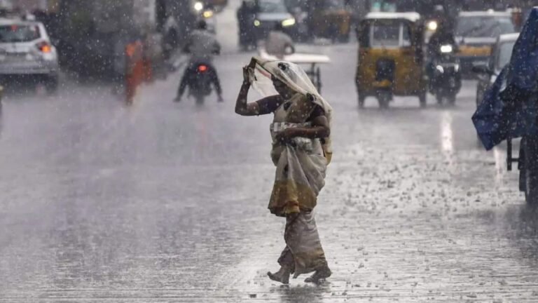 UP Weather Update: यूपी में अगले 3 घंटे पड़ सकते हैं भारी, इन 15 जिलों में 90kmph स्पीड से आंधी को लेकर IMD का रेड अलर्ट