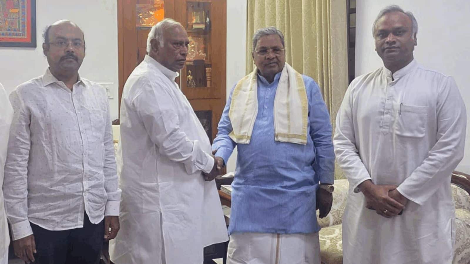 Karnataka Politics: सिद्धारमैया के बेटे यतींद्र या प्रियांक खड़गे...कौन बनेगा कर्नाटक का डिप्टी सीएम? नई मुसीबत में फंसी कांग्रेस