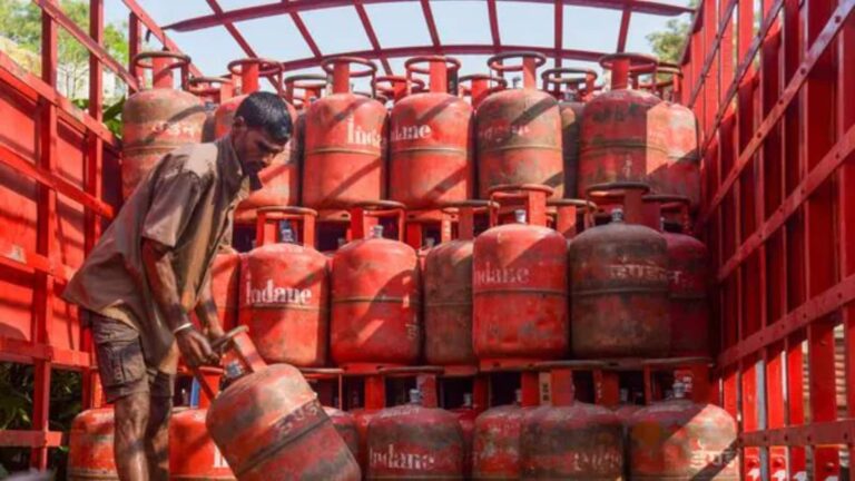 LPG Cylinder Price: गैस सिलेंडर हुआ महंगा, जानिए आज आपके शहर में क्या है नया रेट