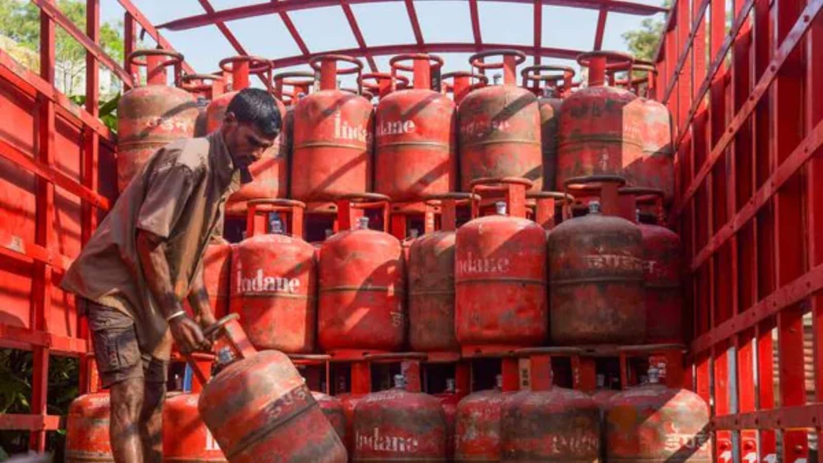 LPG Cylinder Price: गैस सिलेंडर हुआ महंगा, जानिए आज आपके शहर में क्या है नया रेट