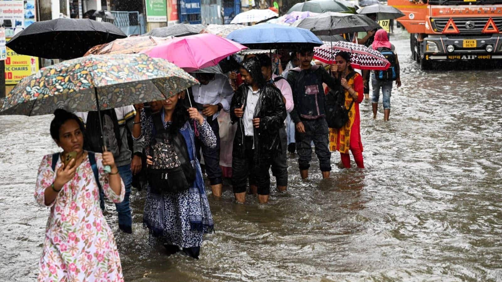 Mumbai Rains: मुंबई में मूसलाधार बारिश से लोगों को गर्मी से मिली राहत, लेकिन जलभराव के कारण मुश्किलें भी बढ़ीं! अंधेरी सबवे बंद