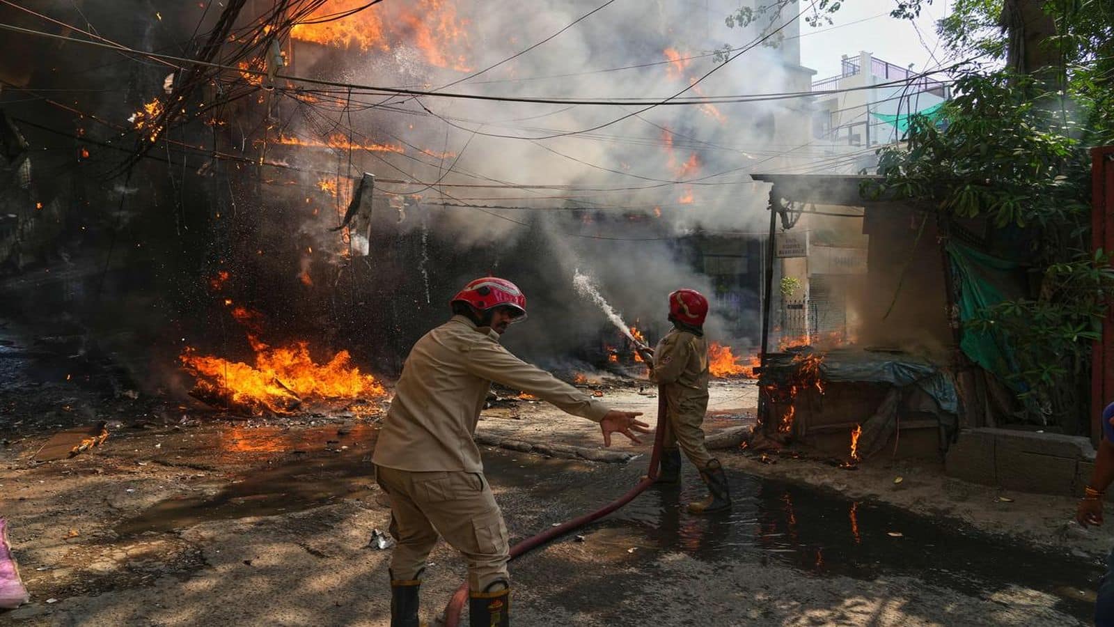 Delhi Restaurant Fire: रेस्टोरेंट की एक लापरवाही और 21 लोगों की चली गई जान! बिल्डिंग मालिक को गिरफ्तार करने के आदेश