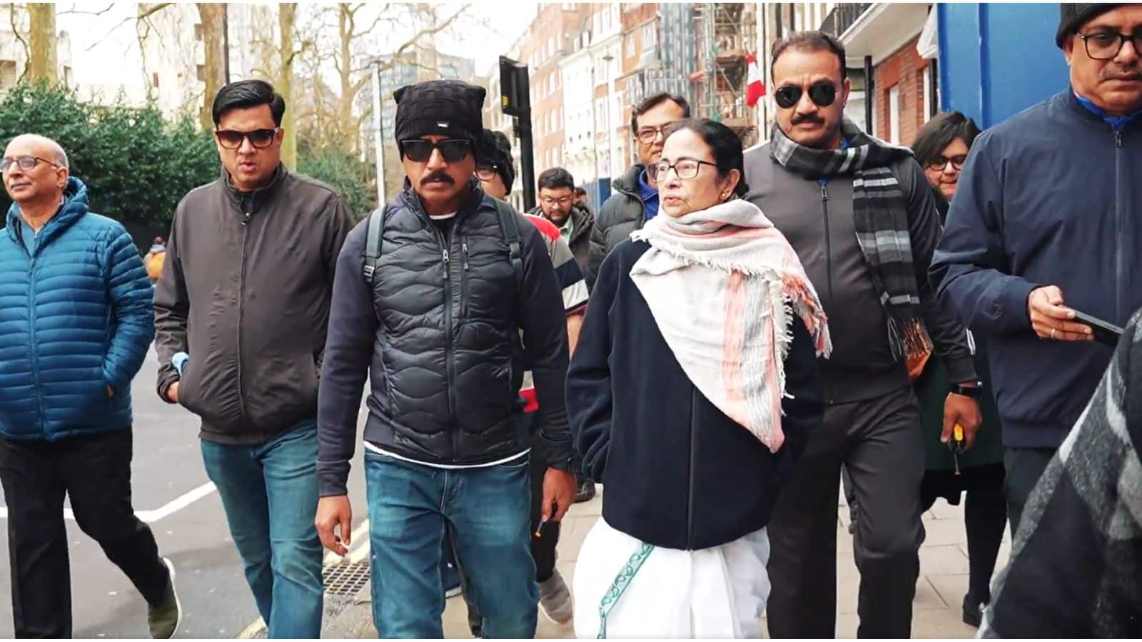 ममता बनर्जी के साथ साय की तरह रहने वाले पुलिस वालों के हटाया, क्या है इनसाइड स्टोरी?