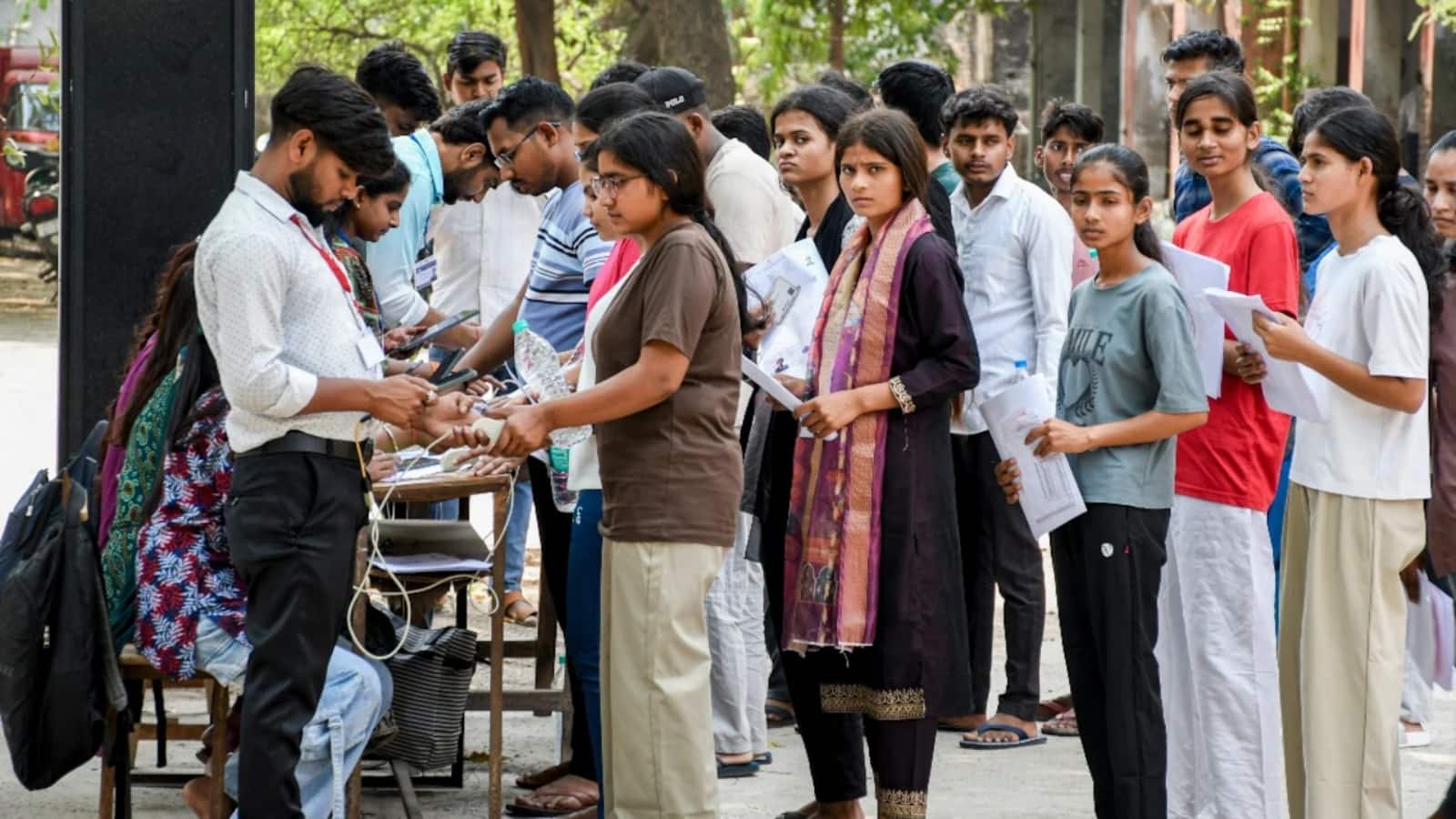 NEET Re-Exam 2026: बायोमेट्रिक वेरिफिकेशन से लेकर CCTV कैमरे तक, कल होने वाले NEET री-टेस्ट के लिए किए गए कड़े इंतजाम
