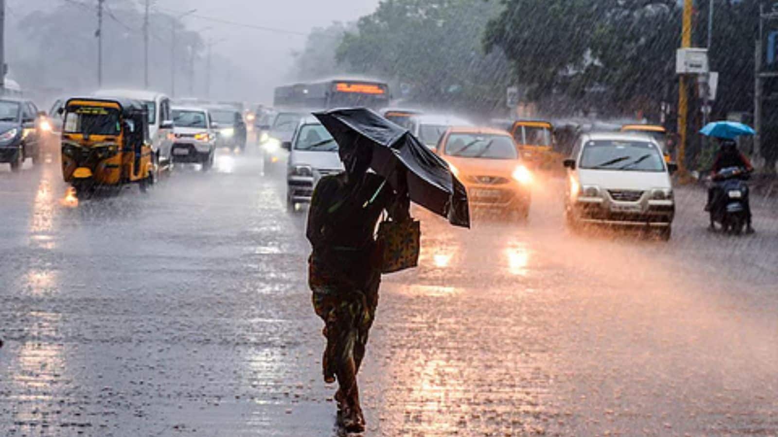 IMD Weather Report: इन 5 राज्यों में भारी बारिश और आंधी-तूफान का अलर्ट, जानें आपके यहां कैसा रहेगा मौसम