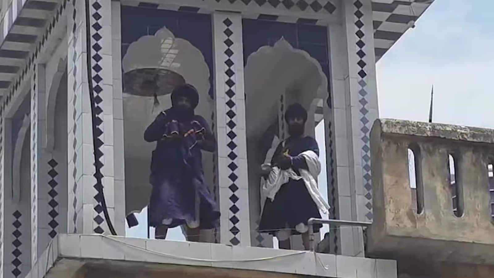 Gurudwara Clash Nihang Sikh: रुद्रप्रयाग के गुरुद्वारे में भारी बवाल! मैनेजमेंट को बंधक बनाकर छत पर चढ़े निहंग सिख, लहरा रहे हथियार