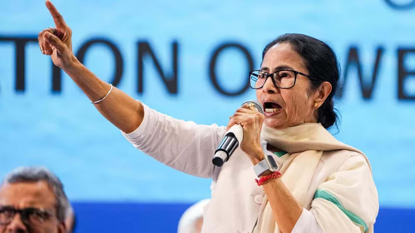 TMC में बड़ी बगावत! 20 सांसद NDA के समर्थन में, पार्टी के भविष्य पर उठे सवाल