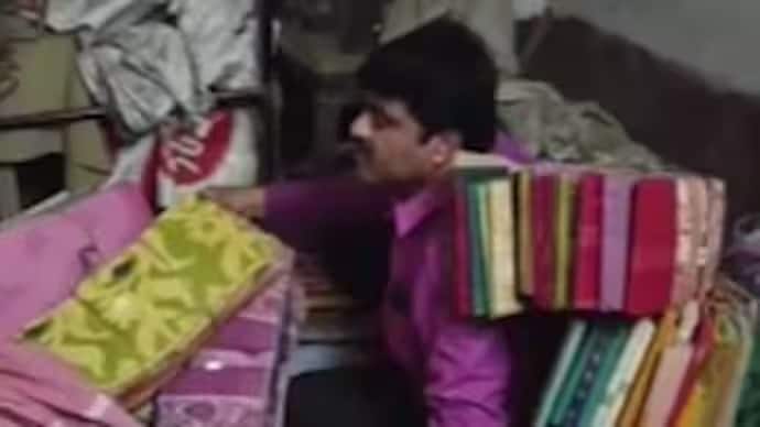 VIDEO: साड़ियों के ढेर में जा छुपा TMC नेता, फिर पुलिस ने ऐसे खोज निकाला...कट मनी लेने का लगा आरोप