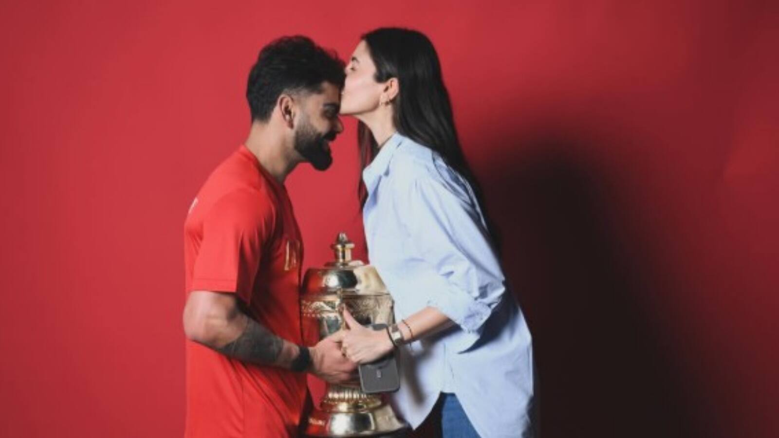 Anushka Sharma: अनुष्का शर्मा ने विराट कोहली और IPL ट्रॉफी के साथ शेयर की रोमांटिक फोटो, फैंस बोले-भाभी के पास तो असली...