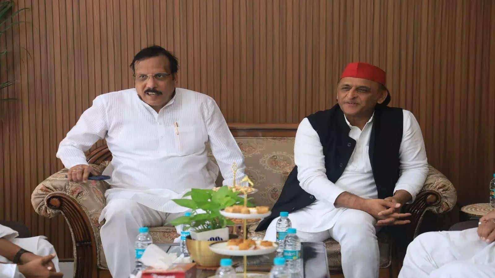 SP Split Buzz: 'सहानुभूति रखें और तरस खाएं इन पर...'; सपा सांसदों में फूट के ओपी राजभर के दावों पर राजीव राय का पलटवार