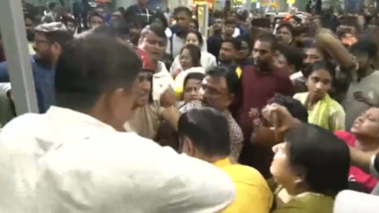 कोलकाता एयरपोर्ट पर भारी बवाल, अभिषेक बनर्जी के पहुंचने से पहले BJP-TMC समर्थक भिड़े, चले लात-घूसे- VIDEO