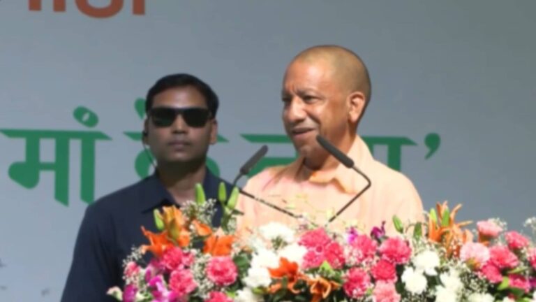 'हमने हर घर नल योजना को आगे बढ़ाया, कोई टोटी चोरी...', मुस्कुराते हुए बोले CM योगी- VIDEO