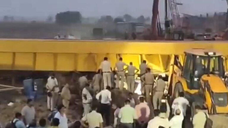 BREAKING: जेवर एक्सप्रेसवे पर बड़ा हादसा, निर्माणाधीन फ्लाईओवर पर फिसलकर पलट गई भारी क्रेन; कई मजदूर दबे