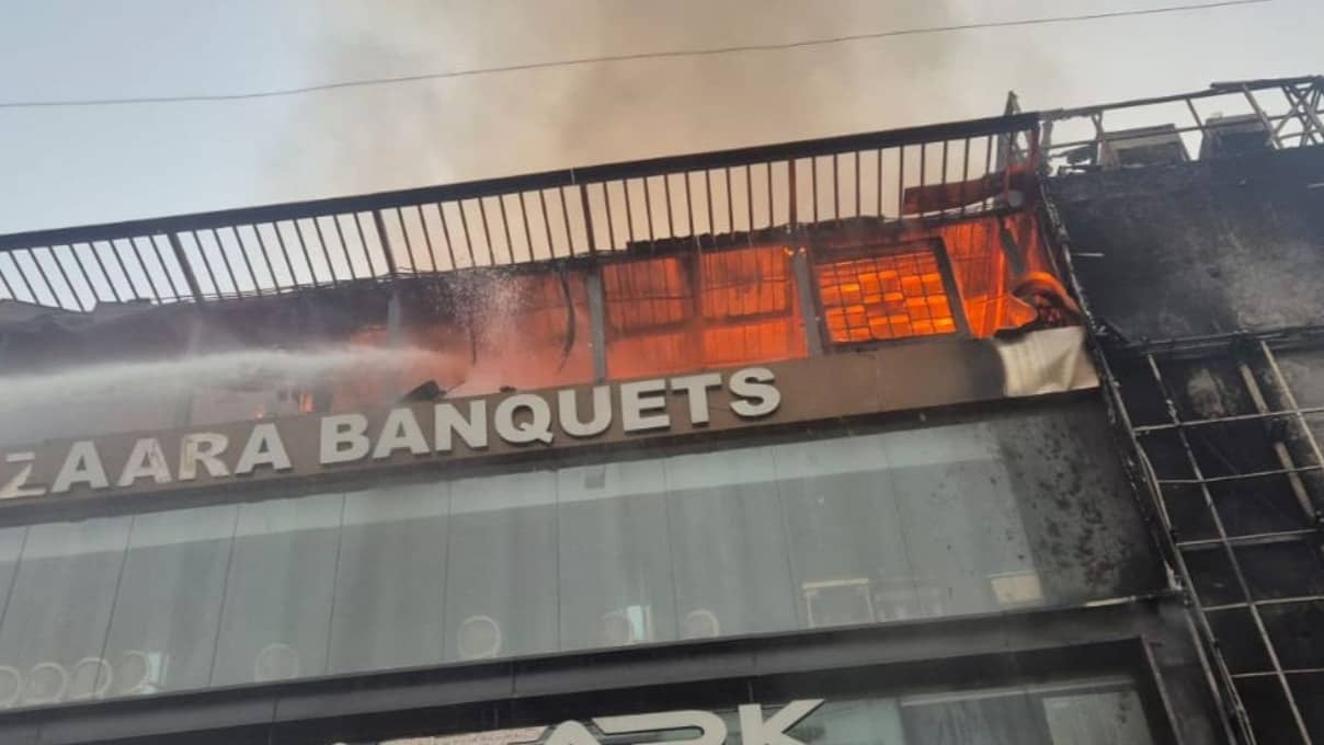 Delhi Hotel Fire: दिल्ली के कालकाजी में रेस्टोरेंट में एक के बाद एक फटे 3 LPG सिलेंडर, धमाके के बाद लगी भीषण आग, बुजुर्ग महिला को किया गया रेस्‍क्‍यू