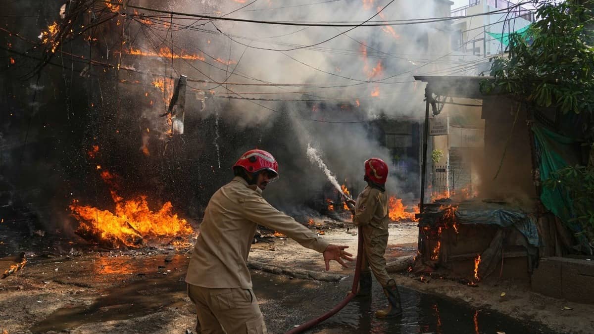 Delhi Hotel Fire: 24 घंटे के समय में आपने क्या किया? MCD दक्षिण जोन के DHO को कारण बताओ नोटिस; मालवीय नगर अग्निकांड पर बड़ी कार्रवाई