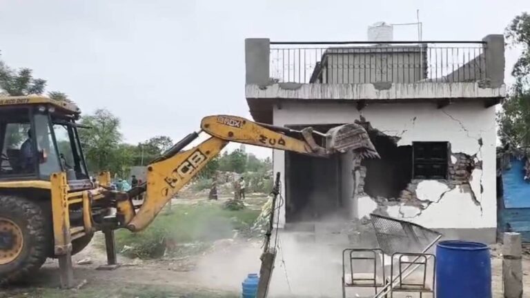 Breaking: दिल्ली के कालिंदी कुंज में MCD का बड़ा एक्शन, अवैध झुग्गियों पर चला बुलडोजर; इलाके में भारी तनाव, पुलिसबल तैनात 