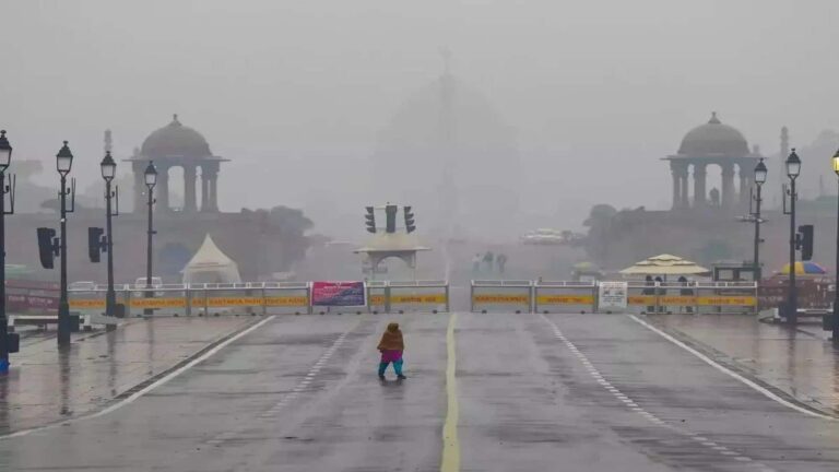 IMD Weather Update: दिल्ली-NCR में आज मूसलाधार बारिश के आसार! 'रेड अलर्ट' जारी, 100 kmph की रफ़्तार से हवा चलने की चेतावनी