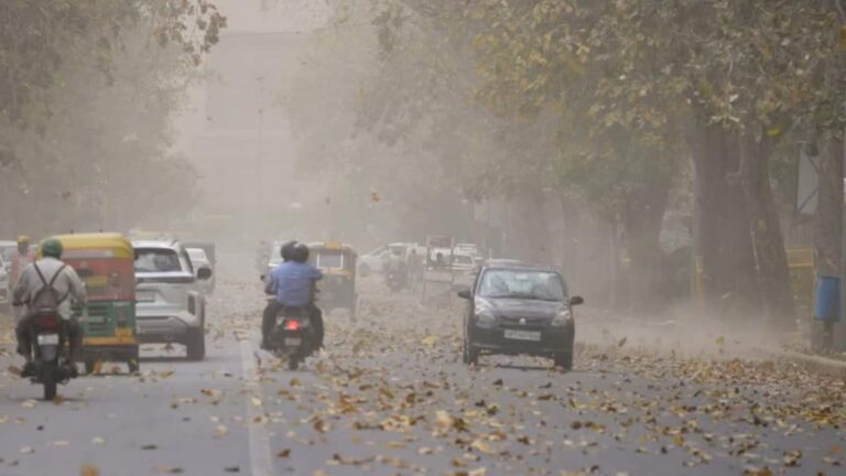 Delhi Weather Today: IMD ने जारी किया बारिश और धूल भरी आंधी का अलर्ट, 40°C से नीचे रहेगा तापमान