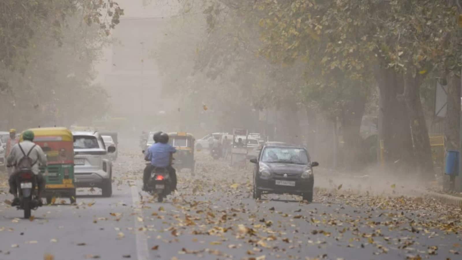 Delhi Weather Today: IMD ने जारी किया बारिश और धूल भरी आंधी का अलर्ट, 40°C से नीचे रहेगा तापमान