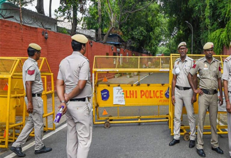 फोन नहीं उठा रहीं थीं DU की महिला प्रोफेसर,  फ्लैट पर पहुंची बहन तो दिखा ये खौफनाक नजारा