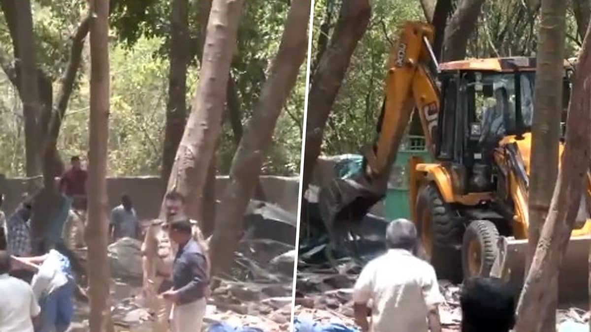मुंबई में अतिक्रमण के खिलाफ BMC का एक्शन, भारी पुलिस बल की मौजूदगी में गोरेगांव में अवैध दरगाह पर चला बुलडोजर