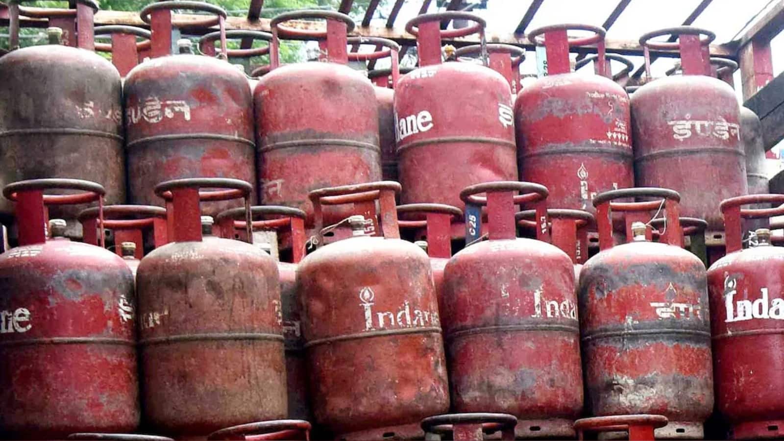 LPG Price Today: कितनी है आज 14.2 किलो और 19 किलों वाले गैस सिलेंडर के दाम? चेक करें आज का ताजा रेट