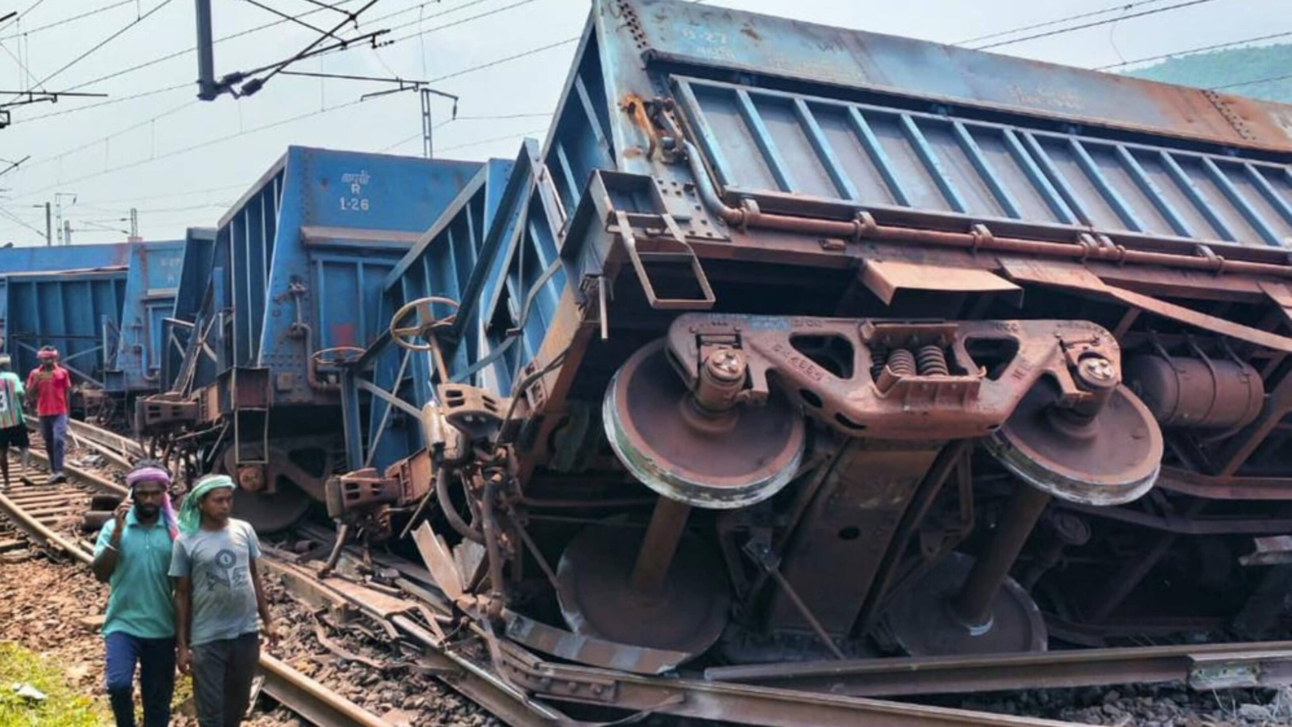 Jharkhand Train Accident: झारखंड के पलामू में बड़ा हादसा, ट्रेन के 15 डिब्बे पटरी से उतरे; दल-बल के साथ पहुंचे सीनियर अधिकारी