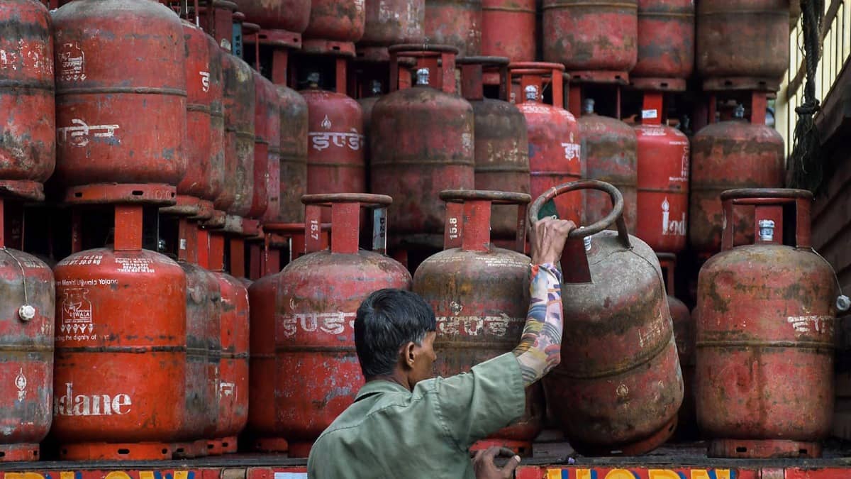 LPG Price: LPG सिलेंडर के दाम फिर बढ़े, बावजूद भारत में है सबसे सस्ता, जानें पाकिस्तान से श्रीलंका तक क्या है रसोई गैस की कीमत
