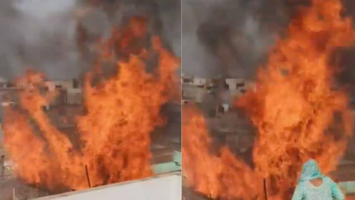 Greater Noida Fire: ग्रेटर नोएडा के दादरी में घर की छत पर अचानक लगी भयंकर आग, दमकल की कई गाड़ियां मौके पर मौजूद