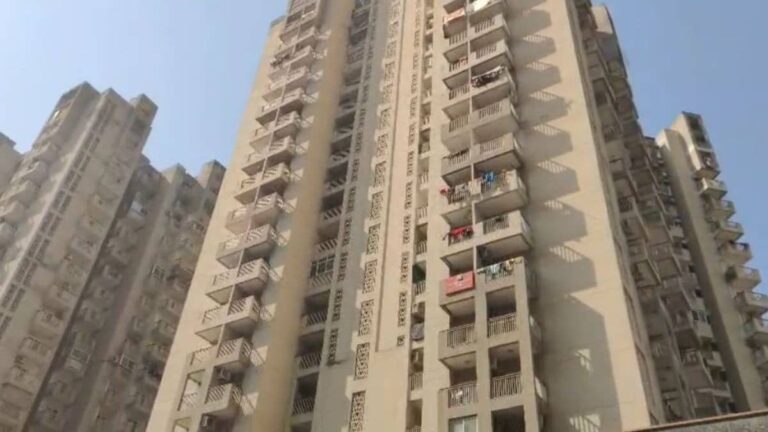 पहले मां पर चाकू से हमला किया, फिर 5वीं मंजिल से लगा दी छलांग... ग्रेटर नोएडा में रूह कंपा देने वाली घटना, क्या है पूरा मामला?